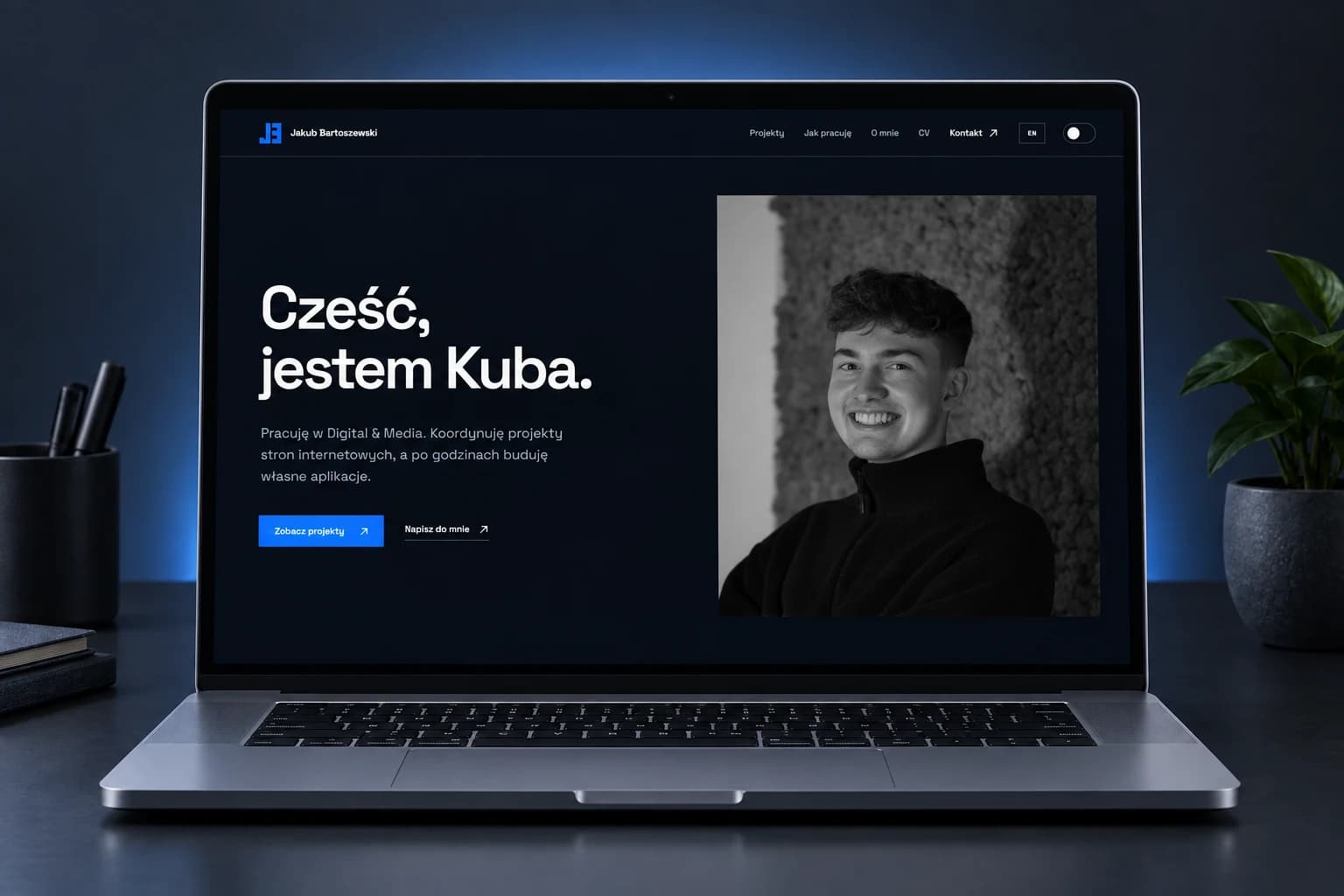 Strona główna jbart.pl na laptopie, ze zdjęciem i krótkim opisem pracy.
